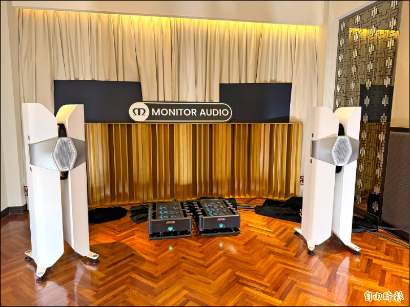 鼎上音響主打由英國MonitorAudio製造的旗艦HYPHN，設計顛覆傳統。（記者吳佩樺攝）