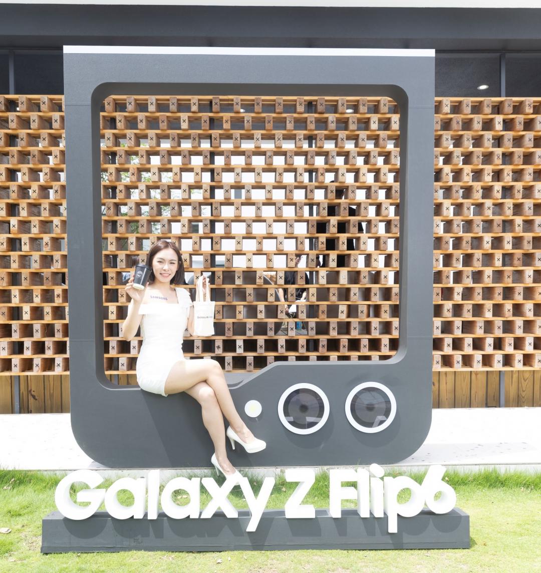 戶外草地設置巨型Z Flip6,吸引網美打卡。(圖/三星)