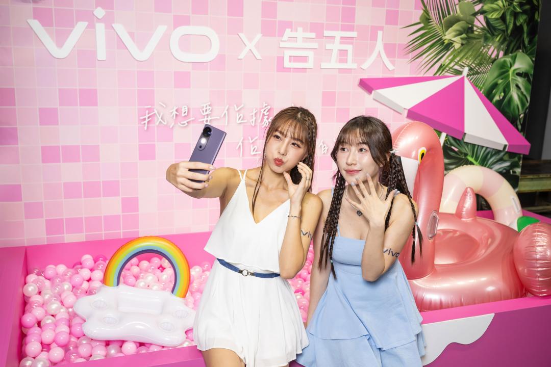 vivo V40系列的前後所有鏡頭都採用蔡司光學鏡頭。（圖／vivo）