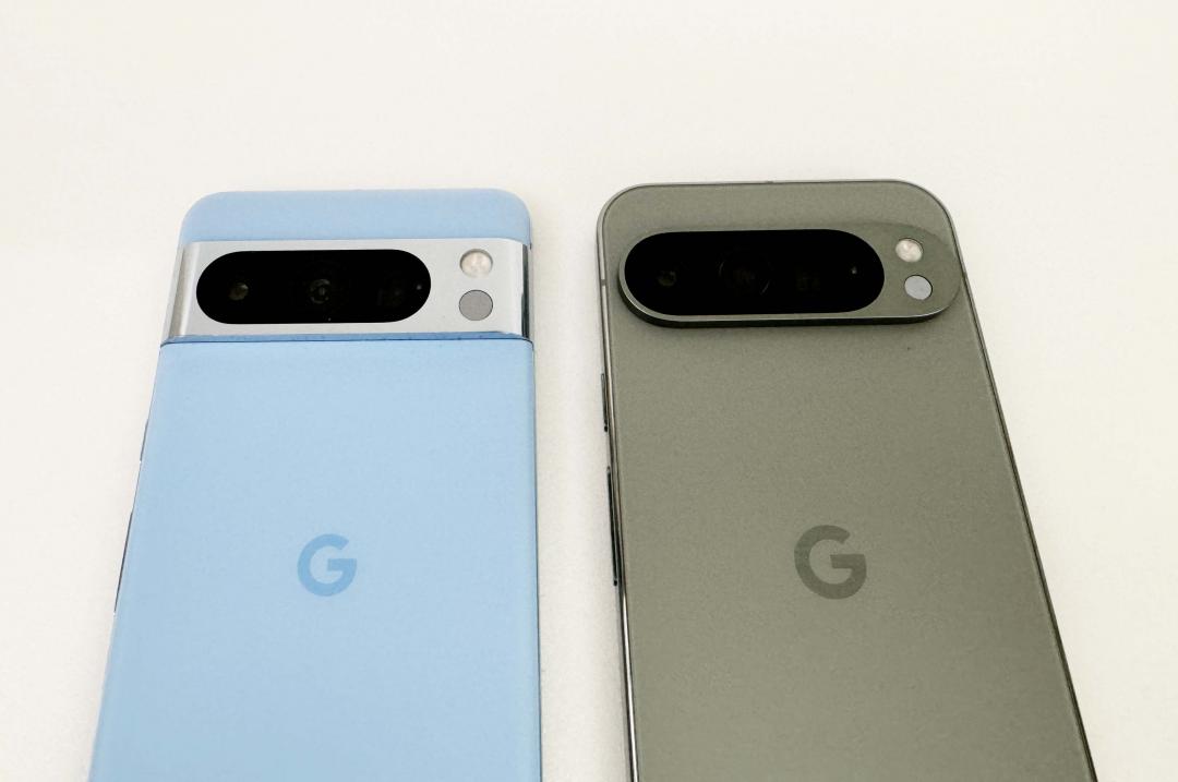 Pixel 9 Pro XL(右)機背相機改為孤島樣式的膠囊形狀。左為前代Pixel 8 Pro。(左)。(圖/記者吳佩樺攝)