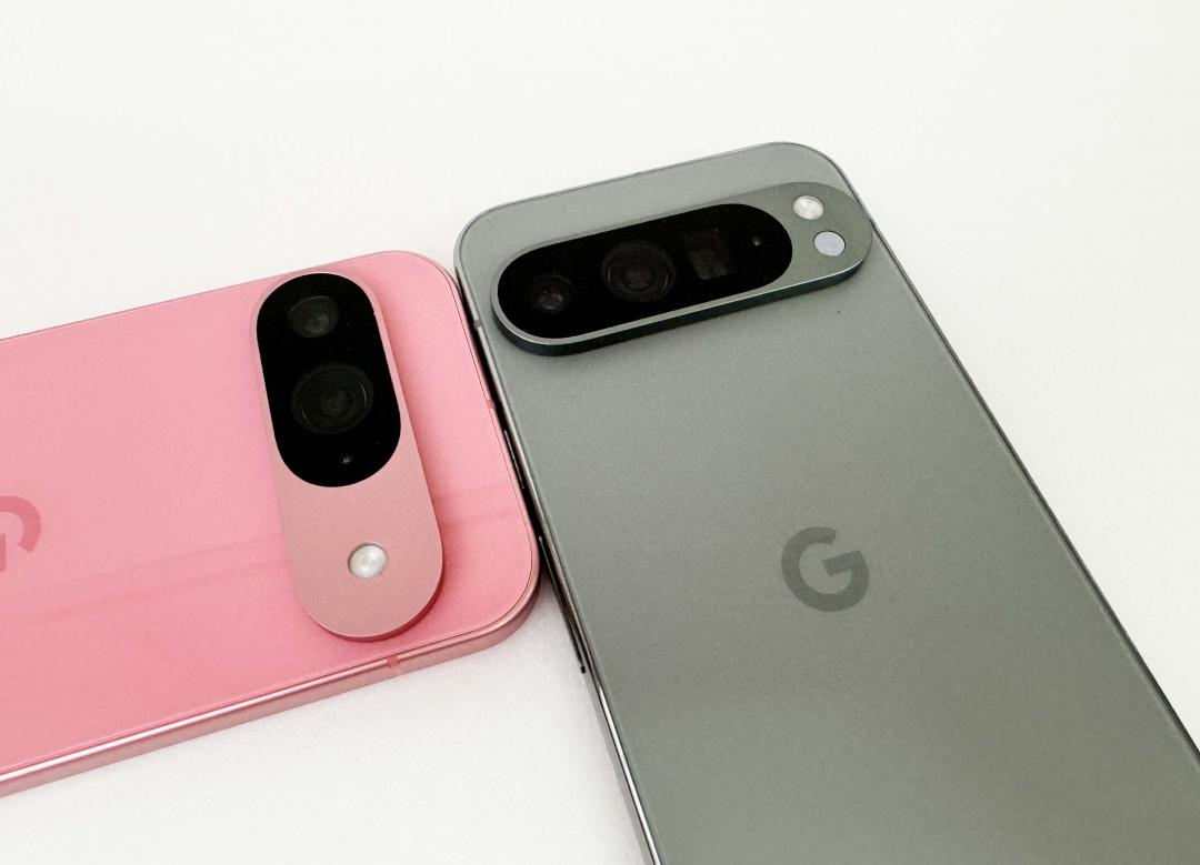Google Pixel 9 (左) 為雙後相機,Pixel 9 Pro XL (右) 則為後三相機。(圖/記者吳佩樺攝)