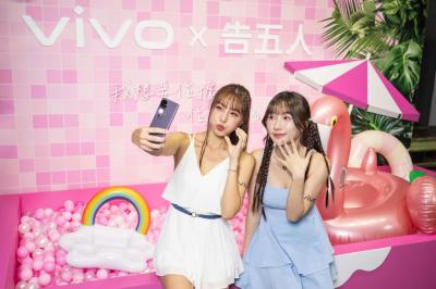 vivo V40雙機登台!前後蔡司鏡頭、AI柔光拍出女神感 vivo V40雙機登台!前後蔡司鏡頭、AI柔光拍出女神感