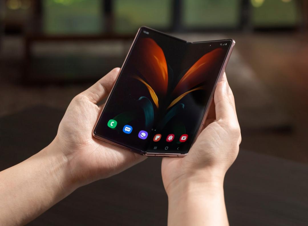 水平展開的摺疊手機，能拓展螢幕空間，讓設備兼具手機與平板兩種用途。（美聯社）