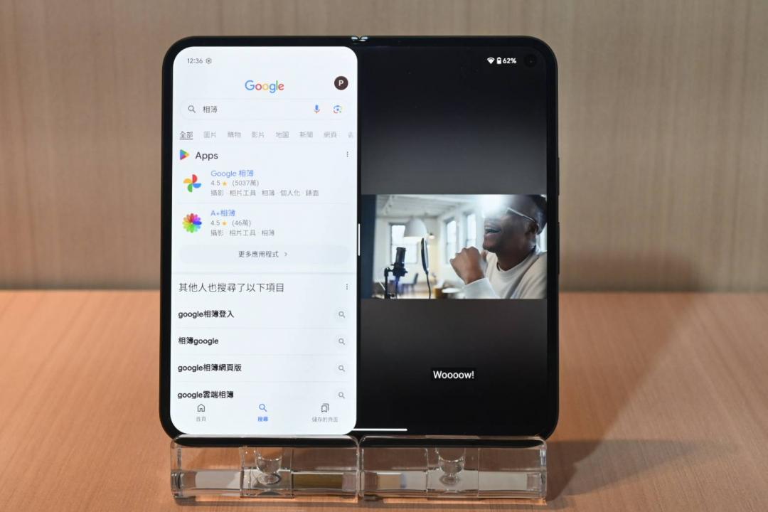 摺疊手機最基本的應用，就是分割成兩款App多工操作。（記者黃肇祥攝）