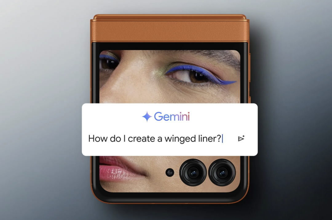 翻蓋式摺疊手機的外螢幕除了可以操控App，平常更能透過不同的封面照片、動畫展現個人風格。