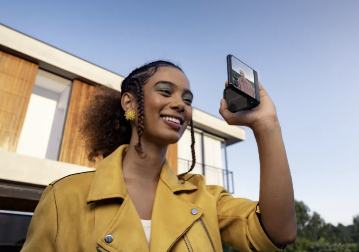 razr 50能模仿攝影機的模樣，將手機摺成90度後立即開始錄影模式，滿足現代用戶喜愛用影片記錄生活的習慣。