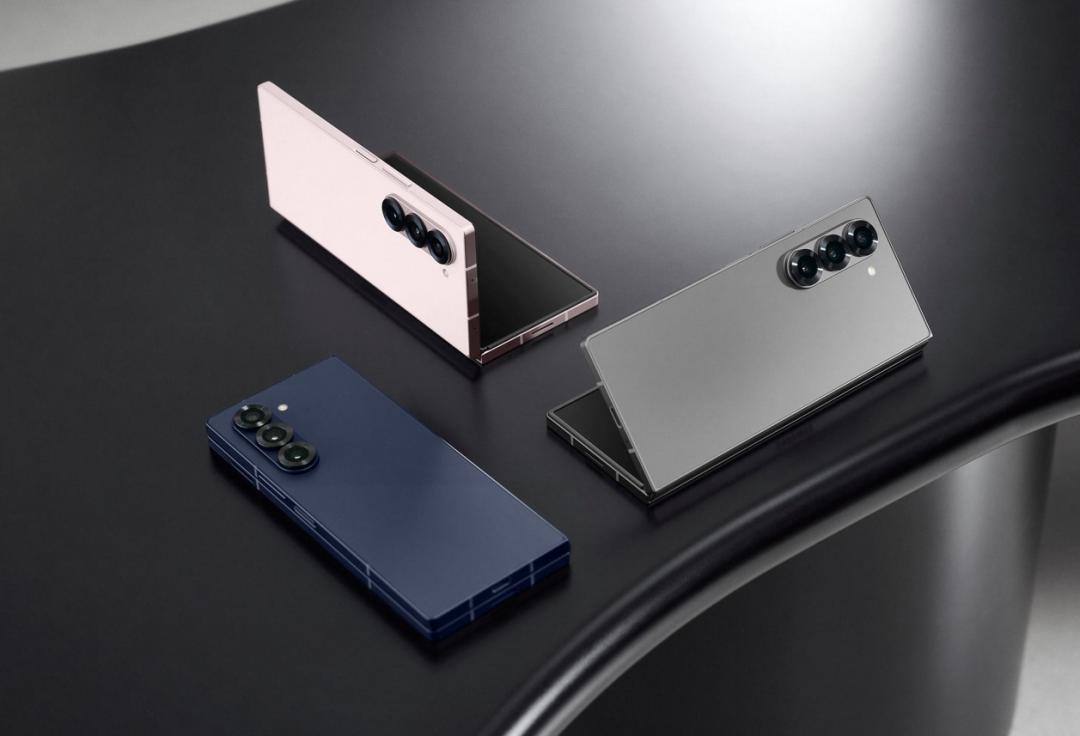 Galaxy Z Fold6平時可將螢幕對折，與常規手機一樣使用外側的6.3吋螢幕，縮小體積方便攜帶。