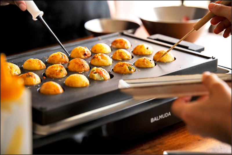 BALMUDA The Plate Pro電烤盤9月2日至23日在BALMUDA台灣官網、PChome 24h購物等全台指定線上通路、實體門市開放預購,原價16,990元,預購優惠價12,990元。搭配平底烤盤(含上蓋)和章魚燒烤盤,預購優惠價18,990元。