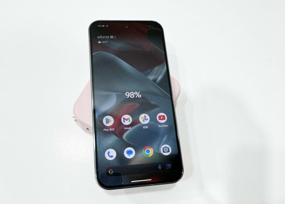 自由3C科技頻道實測手邊的Pixel 9 Pro XL,無線充電功能可正常使用。(圖/記者吳佩樺攝)