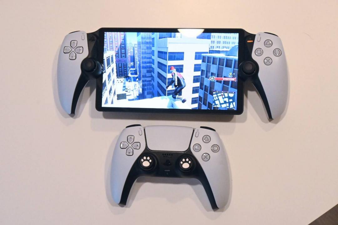 下為 DualSense 控制器，可以看到 PlayStation Portal 按鍵配置幾乎相同，手感上無需重新適應。