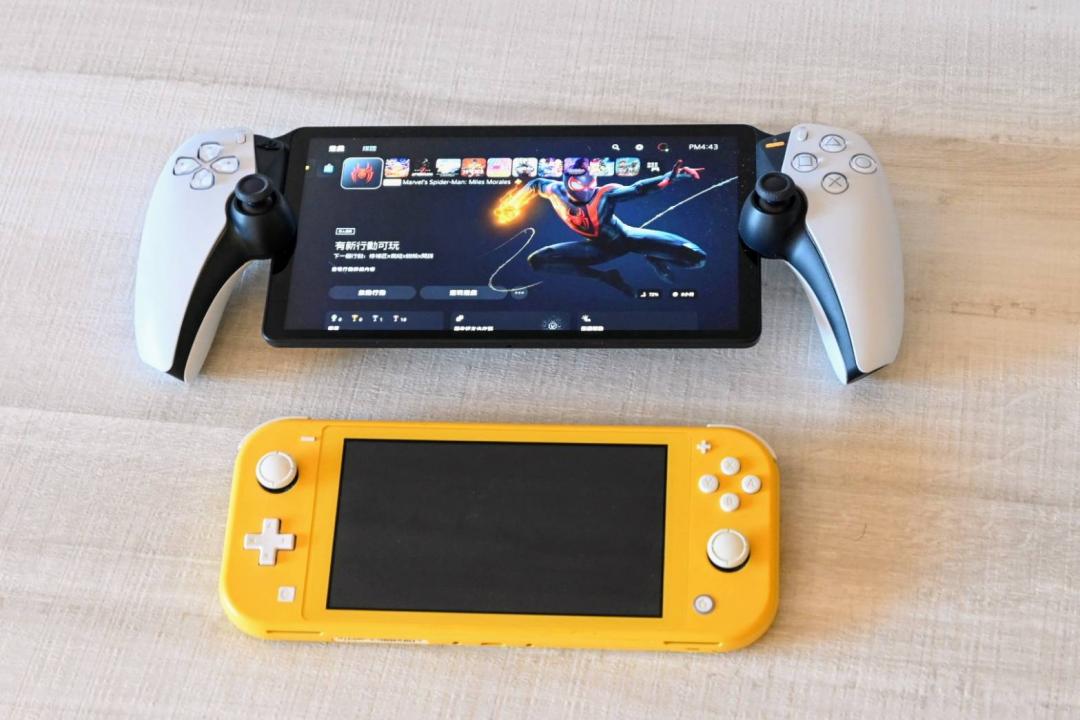 對比 Switch Lite，PlayStation Portal 體積明顯大一圈，外出會建議購買保護殼，不要只是塞到背包裡。