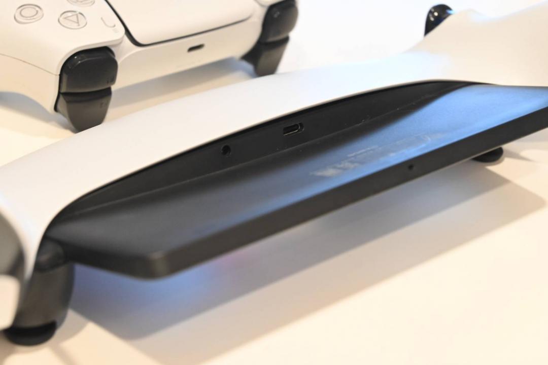 PlayStation Portal 背後有一組 USB-C 用於充電，以及搭配 3.5mm 耳機孔。奇怪的是，Sony 沒有在 PlayStation Portal 提供藍牙，耳機只能支援有 PlayStation Link 的產品，因此外出的可玩性降低不少。 