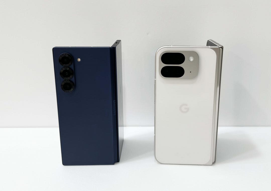 Google Pixel 9 Pro Fold (右)採圓弧邊角設計,三星ZFold6(左)走方正外觀。(圖/記者吳佩樺攝)