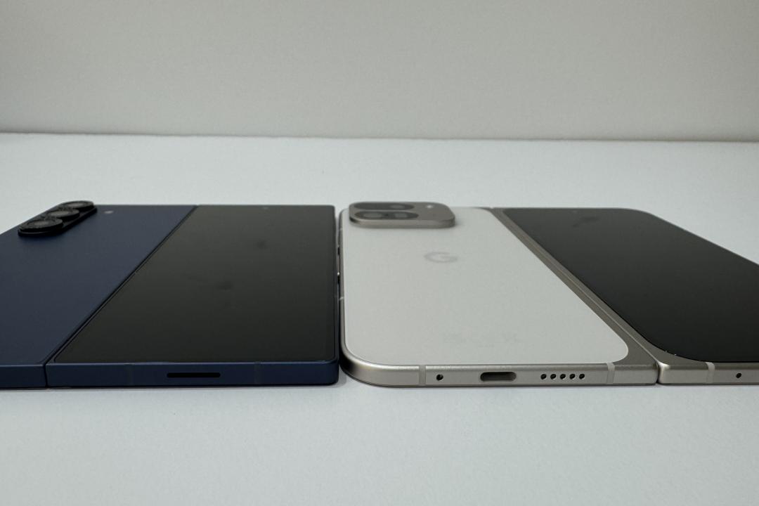 Google Pixel 9 Pro Fold (左)展開厚度10.5mm,三星Z Fold6(右)為12.1mm。(圖/記者吳佩樺攝)