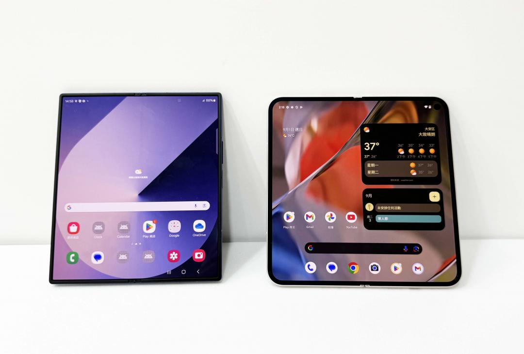 Google Pixel 9 Pro Fold (左)內螢幕為8吋,比三星ZFold6(右)的7.6吋大一些。(圖/記者吳佩樺攝)