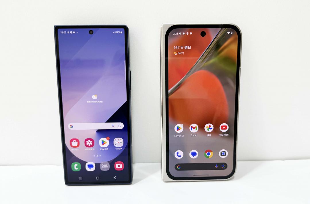 Google Pixel 9 Pro Fold (右)和三星ZFold6(左)的外螢幕都是6.3吋,但三星ZFold6的機身尺寸相比較為小巧。(圖/記者吳佩樺攝)