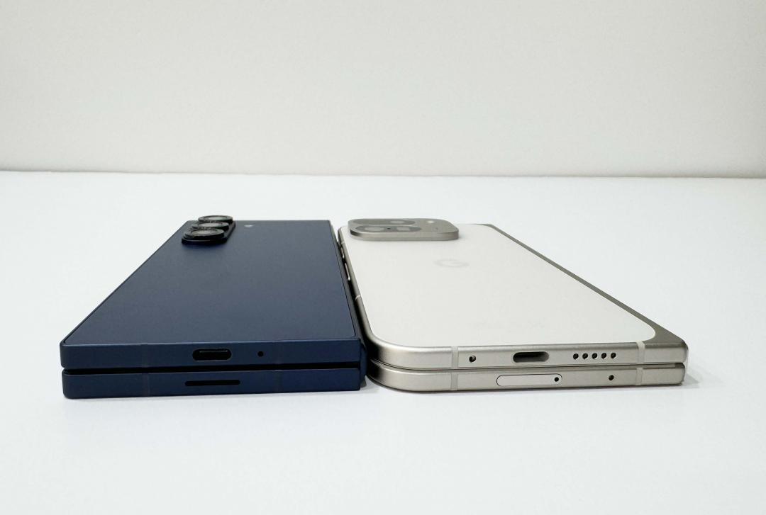 Google Pixel 9 Pro Fold (左)摺疊厚度為10.5mm,三星ZFold6(右)為12.1mm。(圖/記者吳佩樺攝)