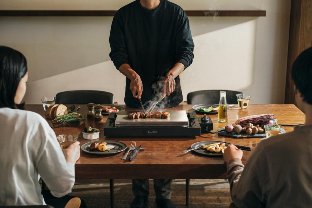 美型電烤盤滿足居家BBQ的儀式感，讓美味更加倍。圖為BALMUDA The Plate Pro。