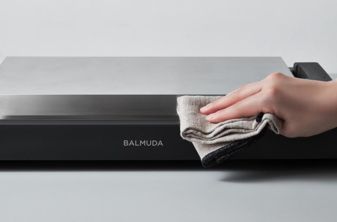 主機和烤盤可拆卸設計，方便清洗。圖為BALMUDA The Plate Pro，不鏽鋼烤盤設計，使用金屬鏟子或鋼刷清潔也沒問題。