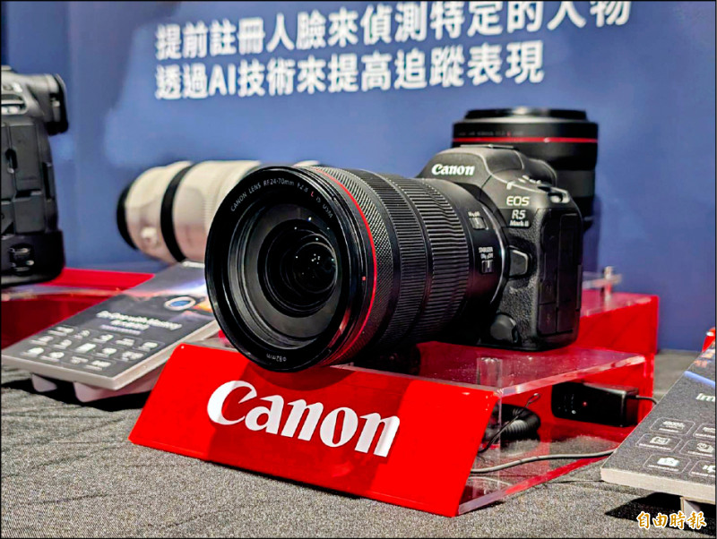 EOS R5 Mark II主打高畫素，能拍8K影片，還可透過「相機內放大」功能將照片影像擴大至1.79億像素。即日起販售，單機身售價12,2000元。（記者黃肇祥攝）