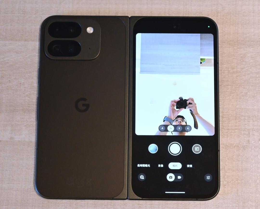 Google 摺疊手機 Pixel 9 Pro Fold 開箱體驗!追劇、回訊息都能一心多用
