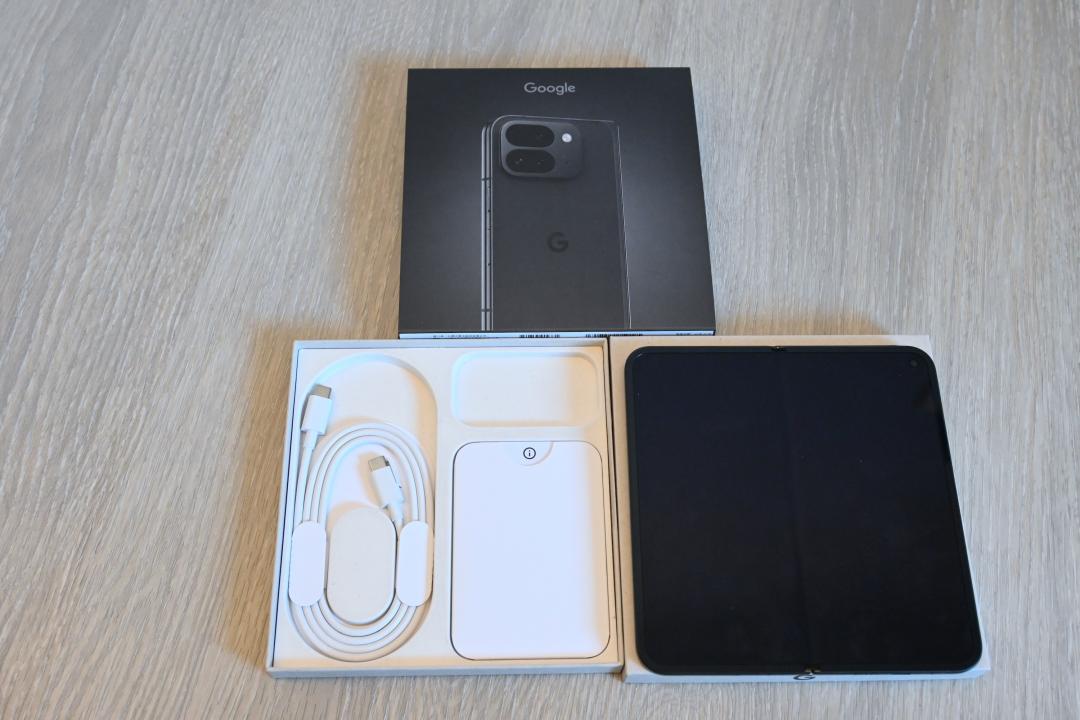 Google 摺疊手機 Pixel 9 Pro Fold 開箱體驗!追劇、回訊息都能一心多用