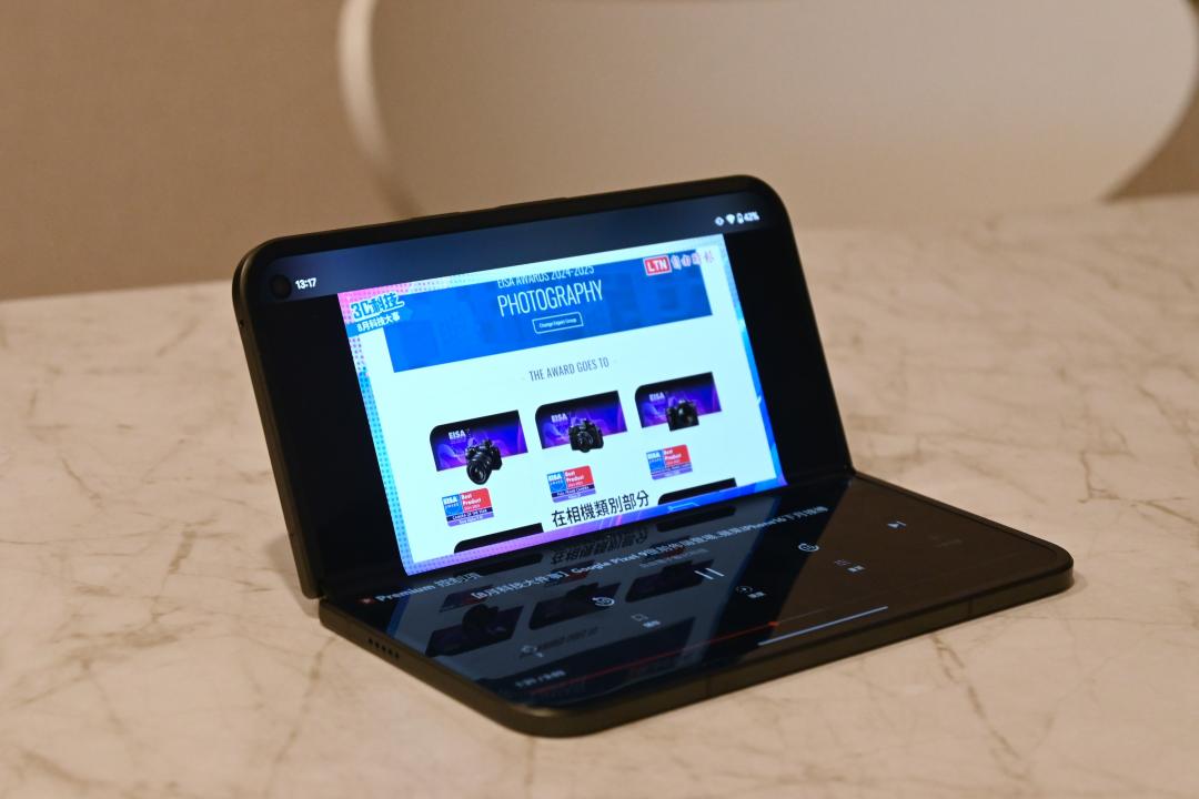 用戶也可以把 Pixel 9 Pro Fold 折成 L 型,可以作為在外追劇、拍照的的腳架。