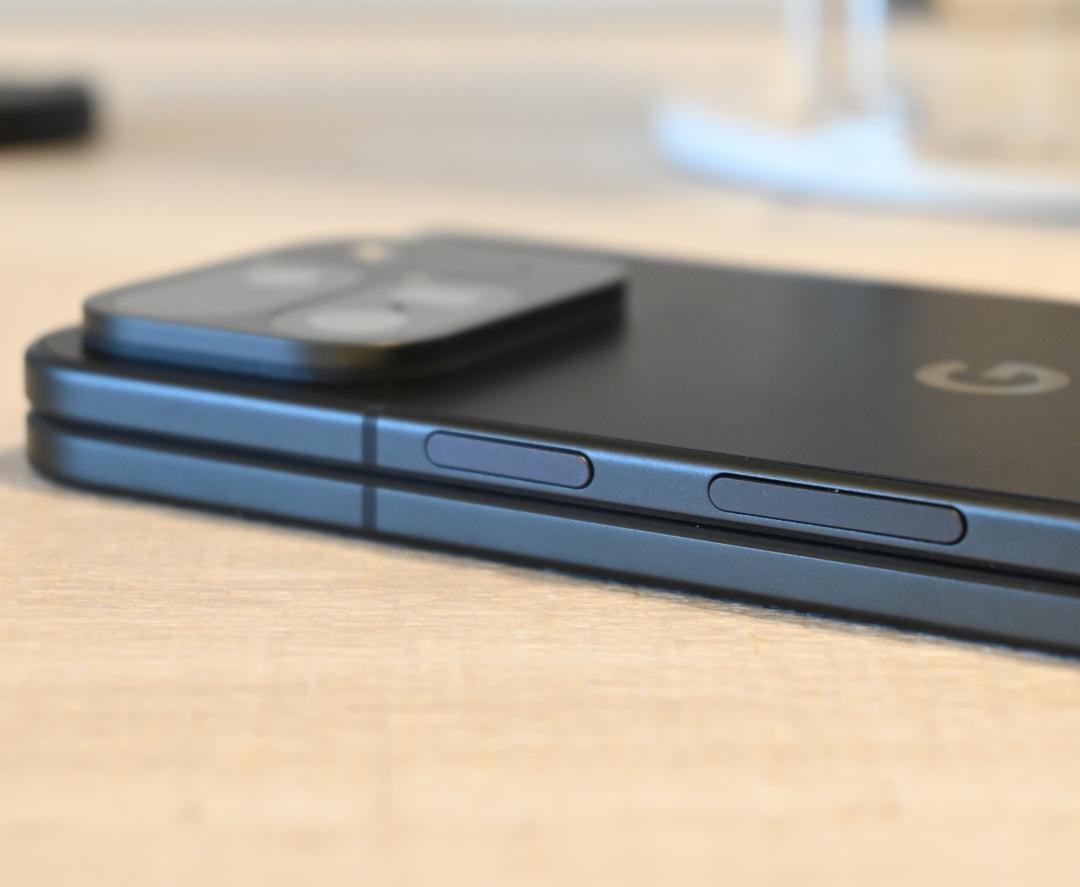 Pixel 9 Pro Fold 採用結合電源鍵的實體指紋辨識,解鎖速度快且準確,也支援能夠解鎖電子支付的臉部辨識。