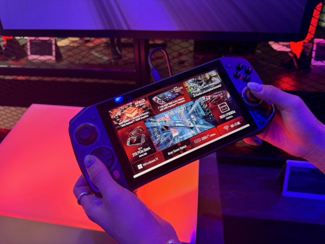 配置7吋FHD螢幕，採用AMD Ryzen 7 8840HS處理器。（圖／記者吳佩樺攝）