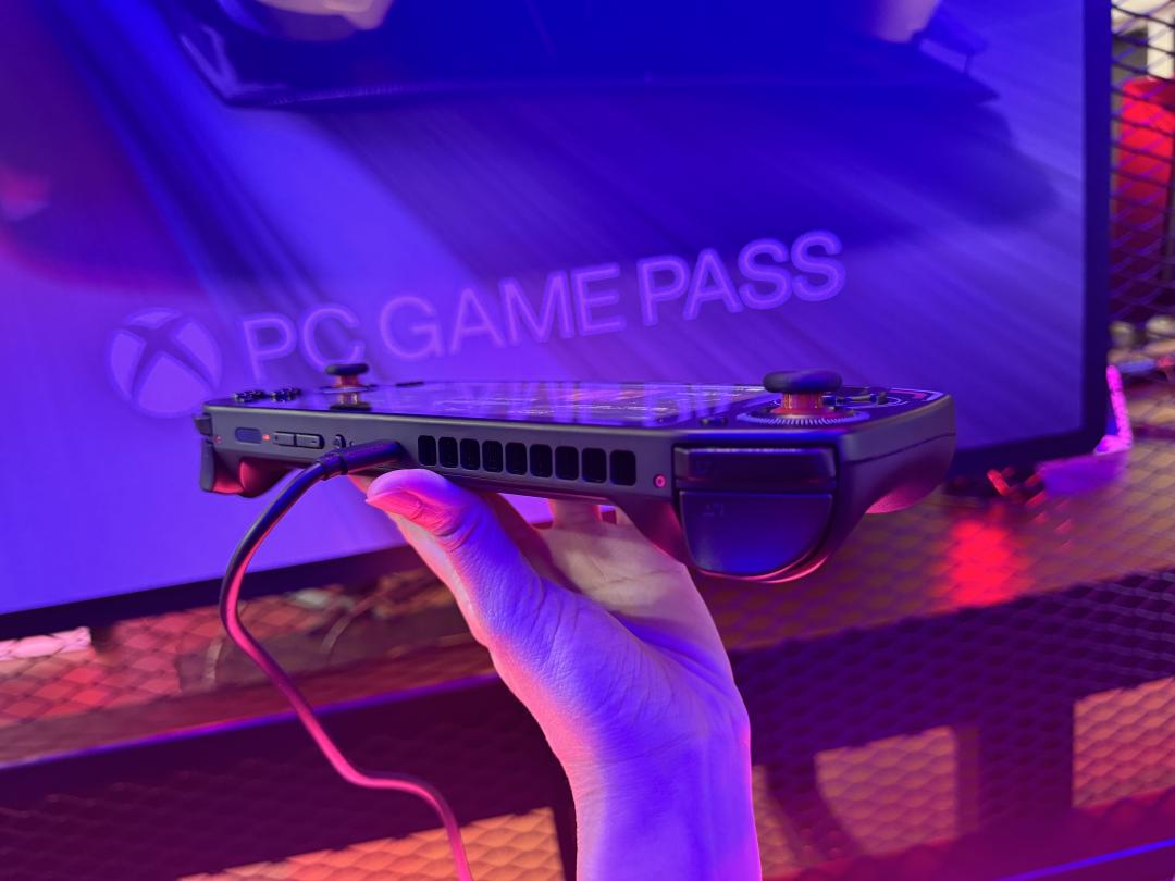 重量670公克，側邊強化散熱設計。（圖／記者吳佩樺攝）