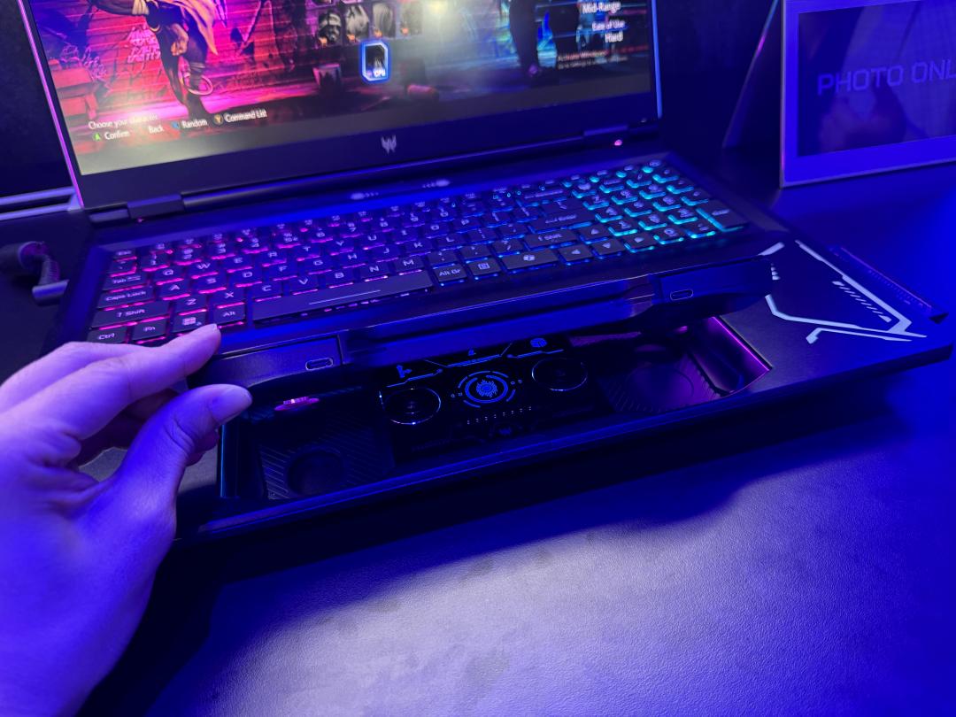 無線遊戲控制器和觸控板結合唯一。（圖／記者吳佩樺攝）