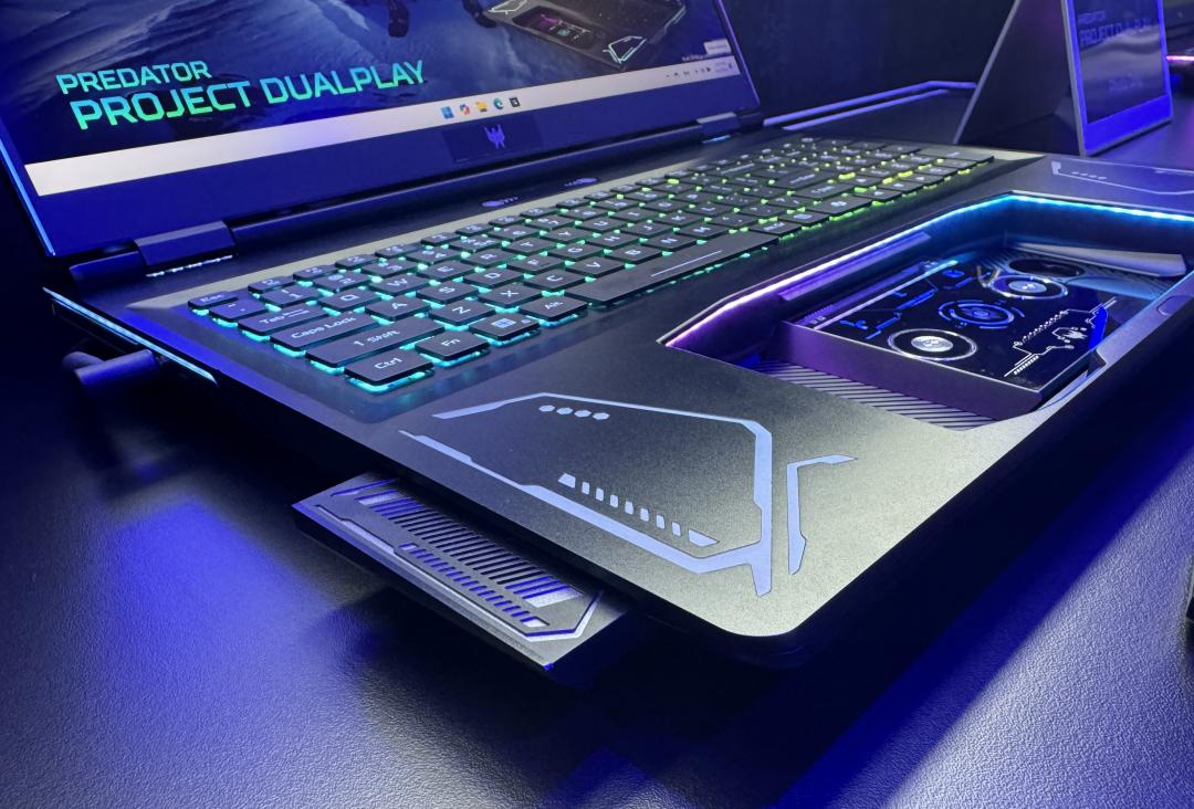 兩個高傳真5瓦喇叭會從筆電兩側彈出。（圖／記者吳佩樺攝）