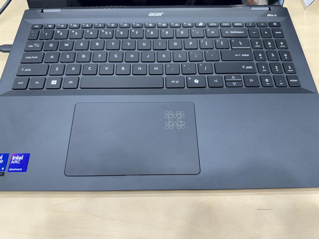 宏碁Copilot+ PC在觸控板和筆電上蓋都有設計專屬標記。（圖／記者吳佩樺攝）