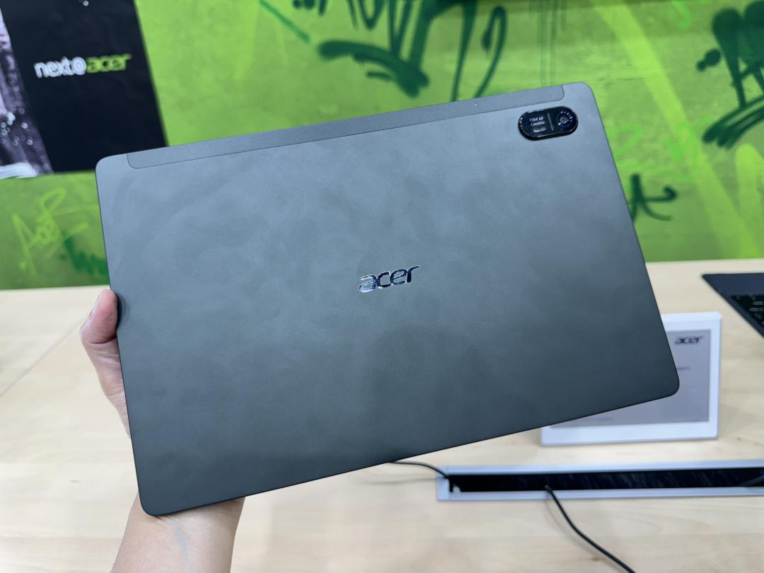 Iconia X12採用橄欖黑配色，擁有10,000mAh大電量。（圖／記者吳佩樺）