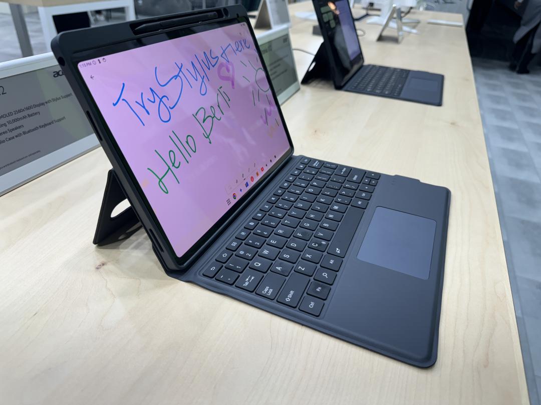 宏碁為Iconia X12打造多款周邊配件。（圖／記者吳佩樺）