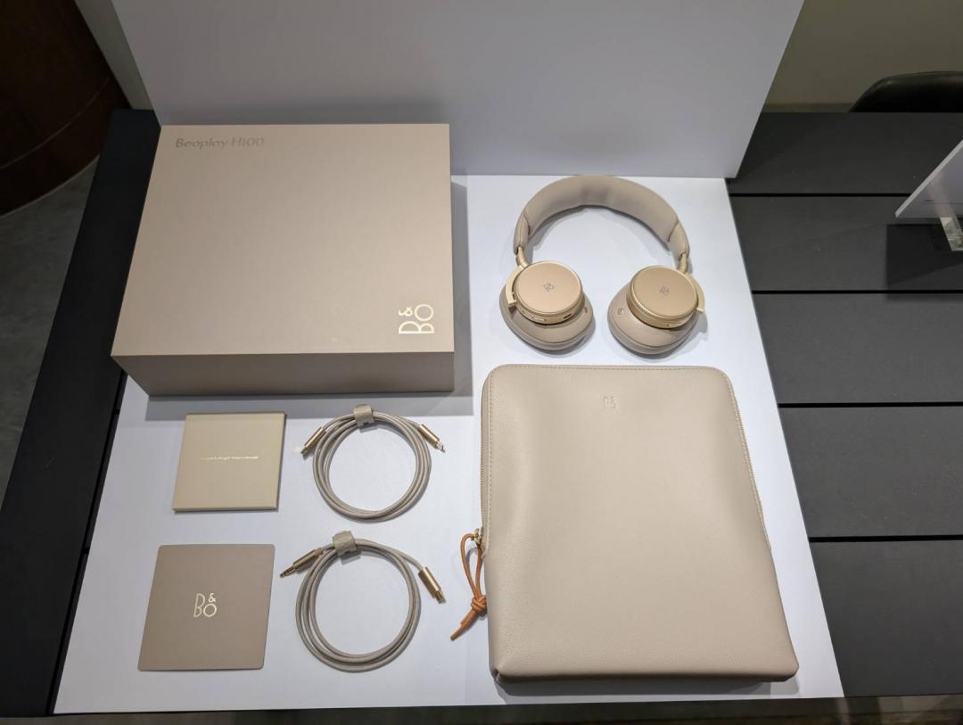 eoplay H100會隨附專屬的皮質收納包,內建有偵測晶片,只要把耳機放入其中,就會自動開起低耗電模式,最長有90天的待機時間。(圖/記者黃肇祥攝)