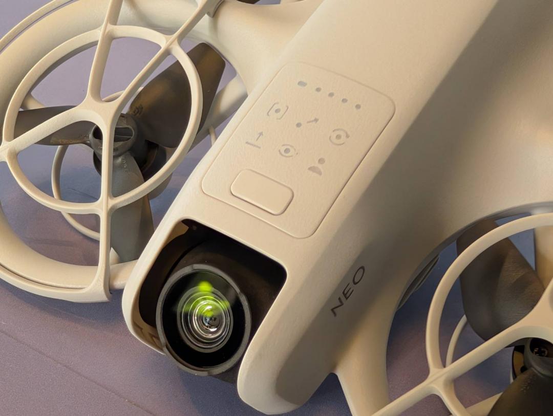 DJI Neo 不需要任何遙控器，只需要透過前方的按鍵設定，就能放在手掌上令其飛行。（圖／記者黃肇祥攝）
