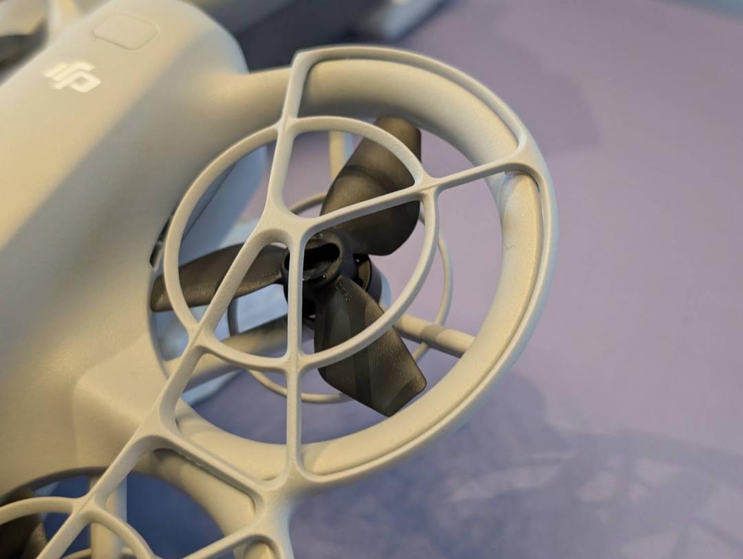 Neo 採用全包式保護罩，因此不用擔心被螺旋槳誤傷。（圖／記者黃肇祥攝）