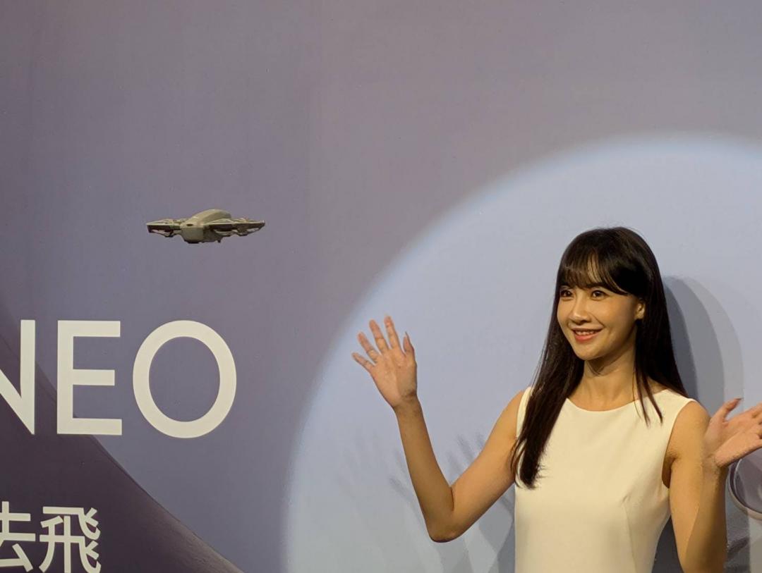 透過 AI 人物辨識，DJI Neo 可以做到自動跟隨、環繞、拉近拉遠等拍攝手法。（圖／記者黃肇祥攝）