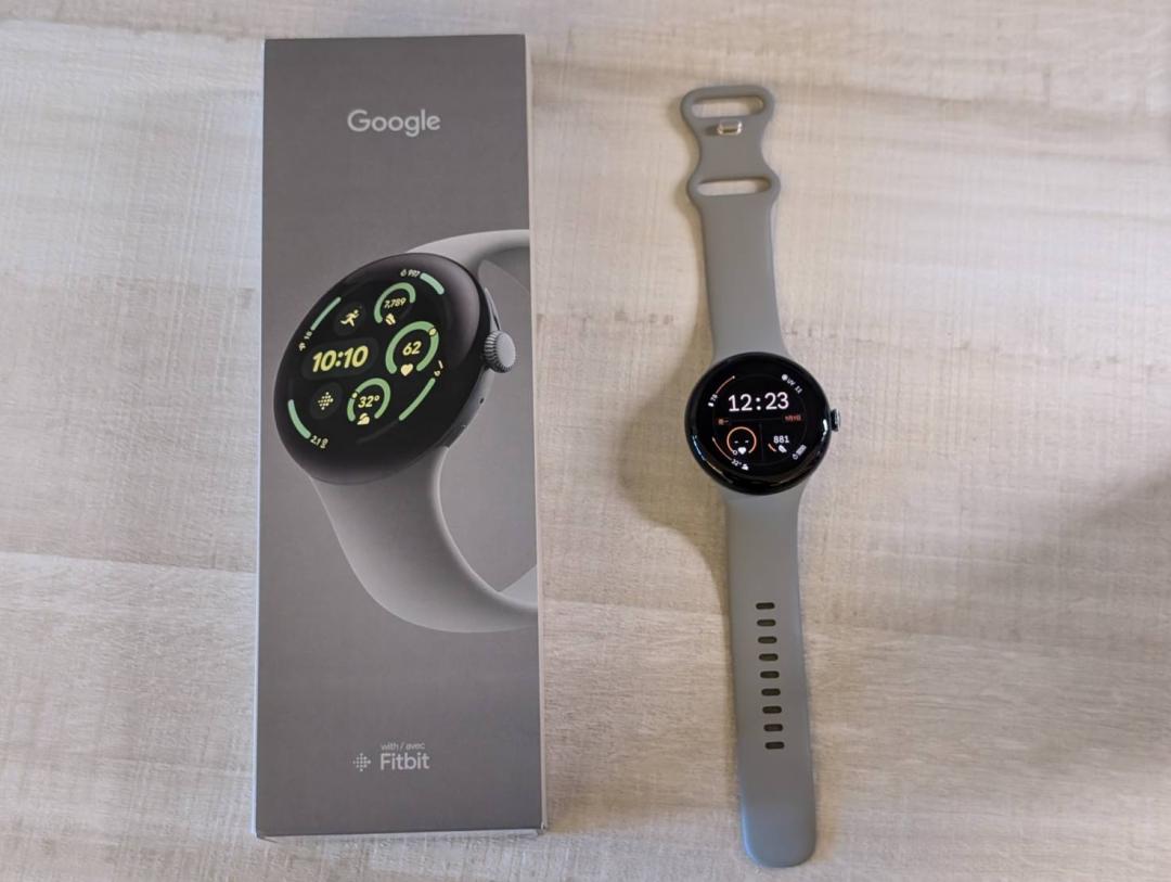 Pixel Watch 3 盒裝同樣跟進 Pixel 9 手機,採用更為環保的回收紙打造,變為長條形。內部提供一長一短的矽膠錶帶、USB-C 充電座以及手錶本體。