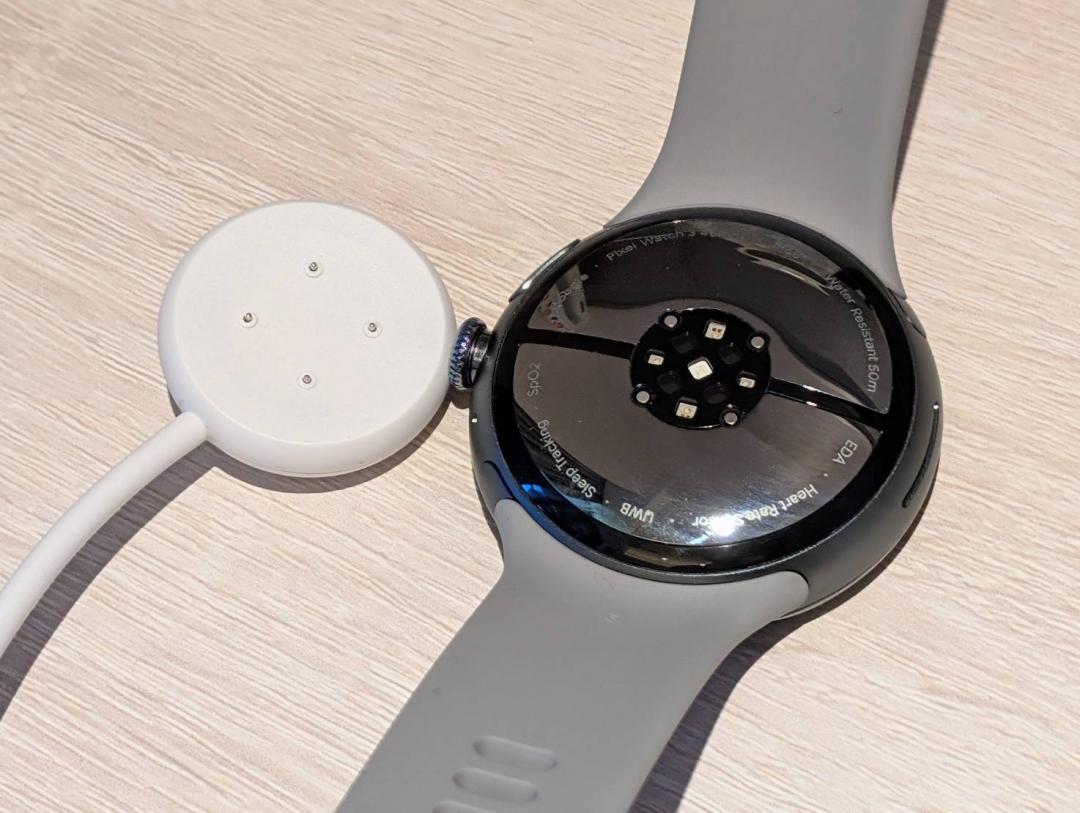 Pixel Watch 3 的充電座雖然具有磁力吸附,但針腳是有固定方向的,另外也不支援通用的 Qi 無線充電,在便利程度上有改進空間。