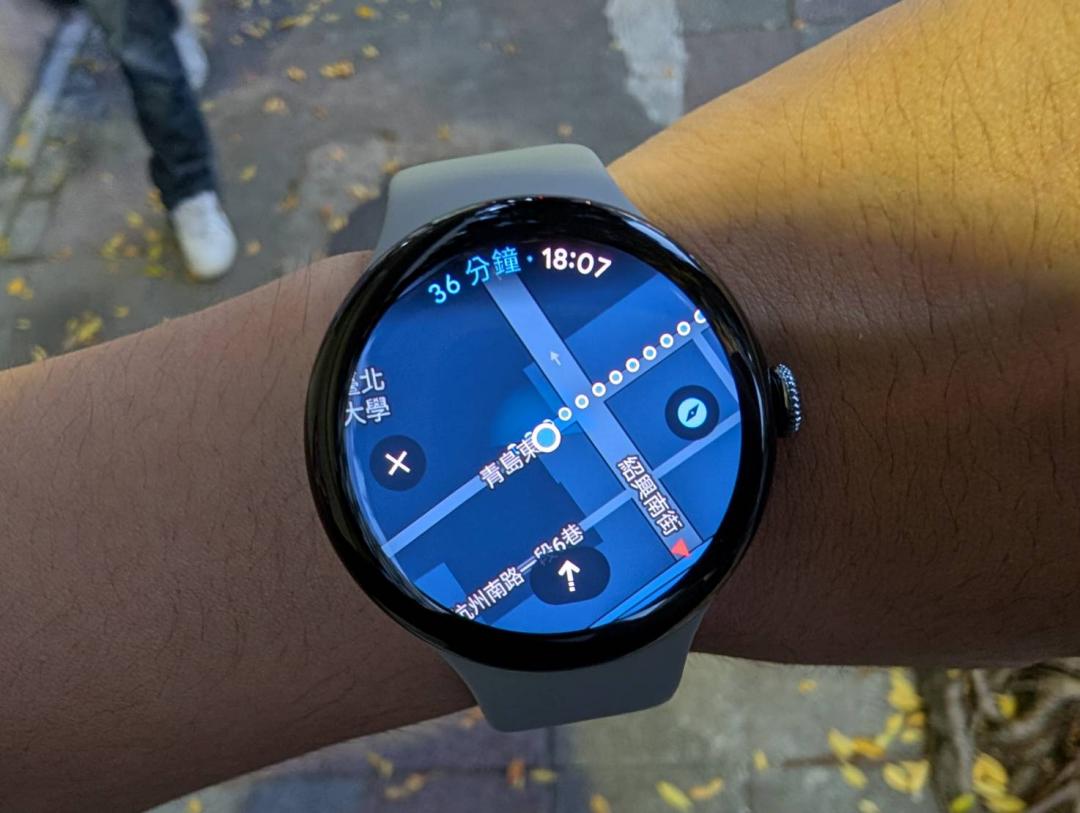 手機啟動 Google Maps 後,手錶也會同步顯示,並且可以切換至完整地圖的形式,Google 同時也開放離線地圖的功能,讓手錶具備單獨導航的能力。