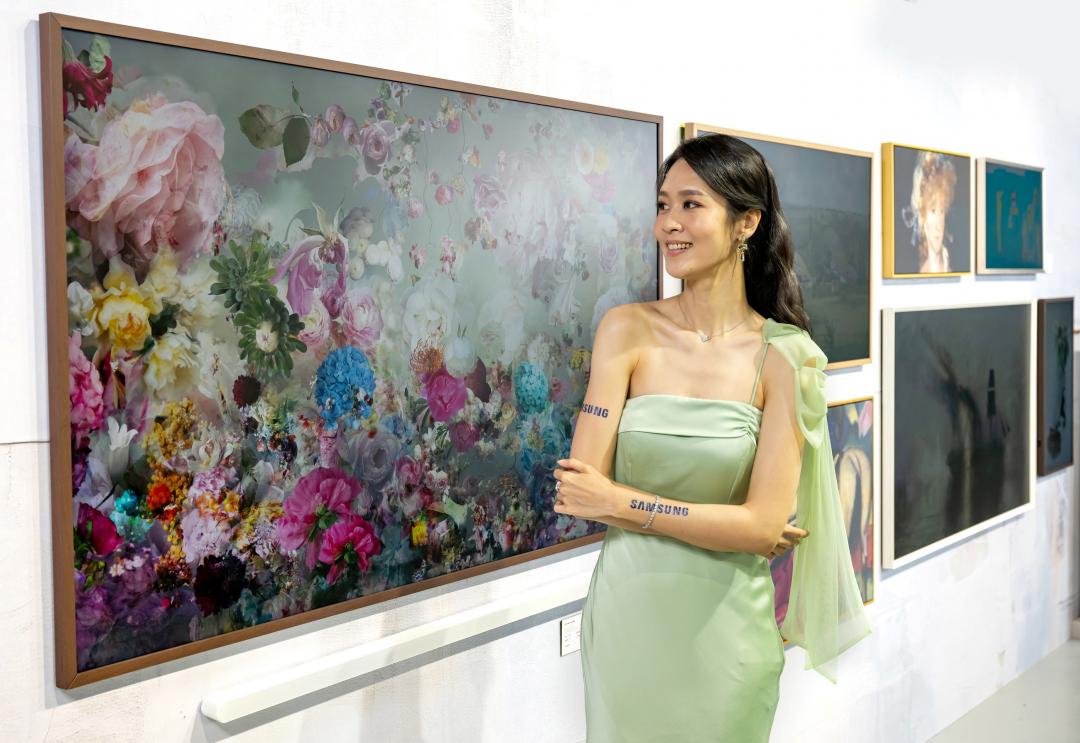 The Frame設計生活系列，壁掛時宛如一幅藝術畫作。(圖／三星)
