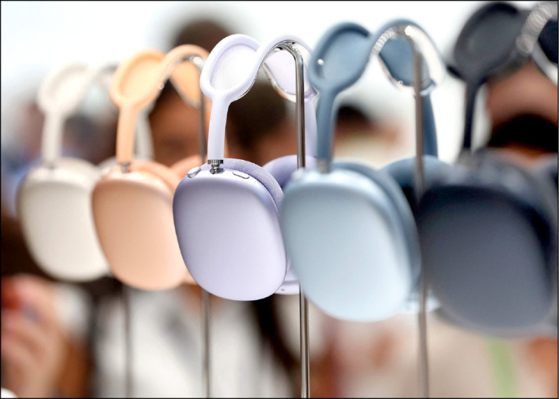 耳罩式降噪耳機AirPods Max提供星光色(左起)、橙色、紫色、藍色及午夜色五色,各17,990元,上市時間未定。(法新社)