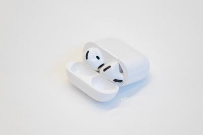 蘋果又一產品不附充電線了 AirPods 4用戶需自行另購 蘋果又一產品不附充電線了 AirPods 4用戶需自行另購