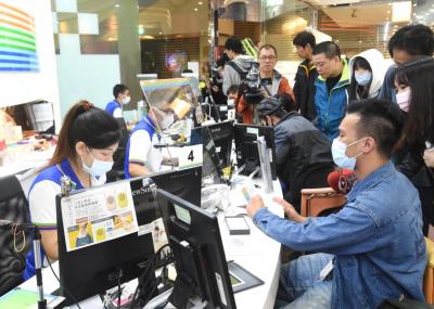 徹夜排隊搶機成絕響!中華電信iPhone 16首賣會改線上登記抽籤 徹夜排隊搶機成絕響!中華電信iPhone 16首賣會改線上登記抽籤