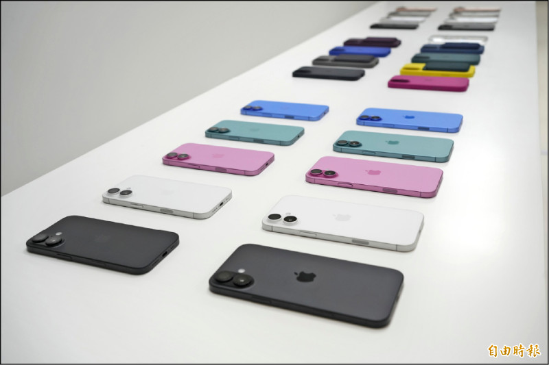 蘋果iPhone 16系列手機明日正式發售,直拍、橫拍都順手的全新相機控制鍵設計,成為新機亮點之一。(記者吳佩樺攝)
