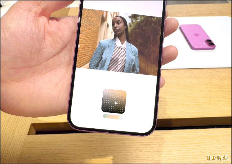 iPhone 16系列均具備攝影風格功能,可透過控制板調整照片色調。(記者吳佩樺攝)