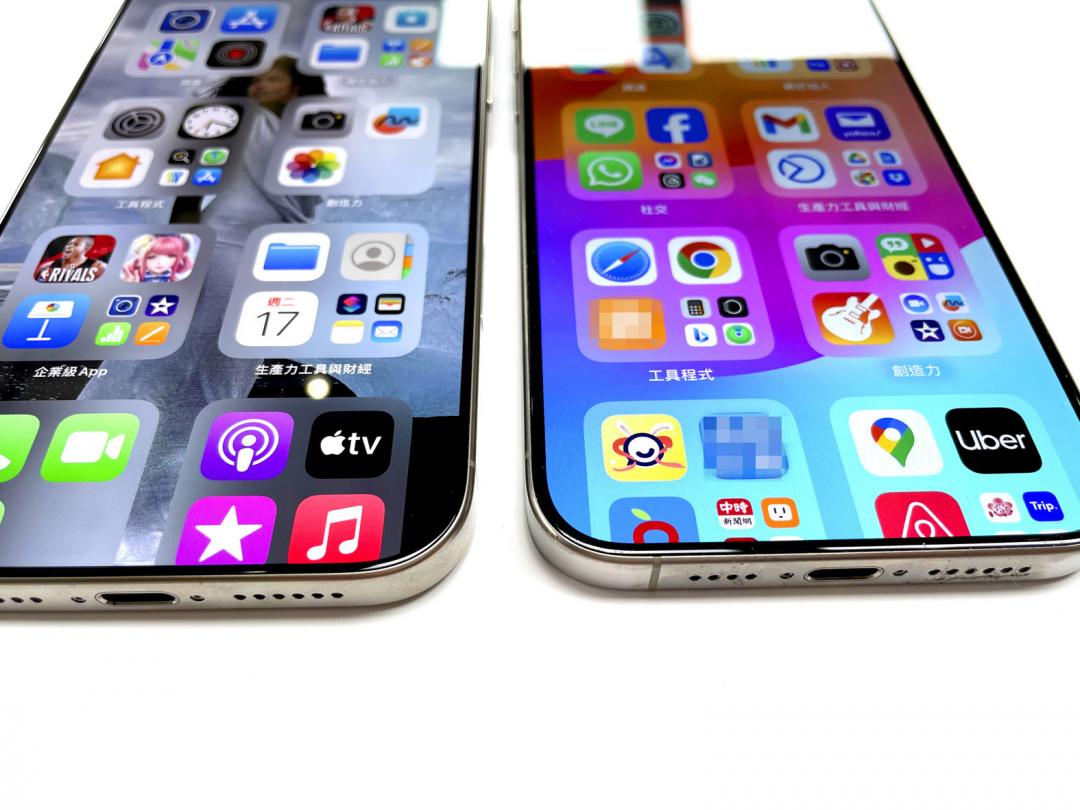 iPhone 16 Pro Max (左)擁有歷代最窄的邊框,呈現更精緻的視覺感。右為iPhone 15 Pro Max。(記者吳佩樺攝)