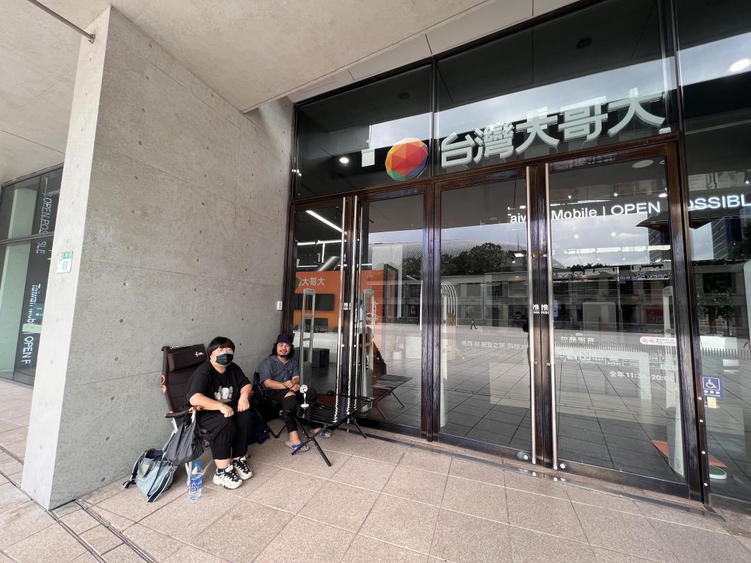 黃先生(右一)昨(18日)就來排隊準備搶iPhone 16。(圖/讀者提供)